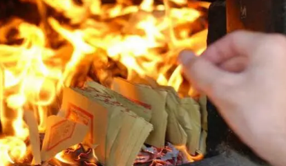 鬼节不让烧纸了用什么能代替(鬼节烧纸什么讲究)