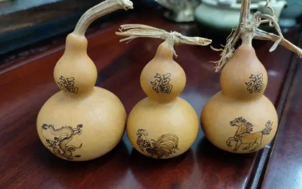 入户门里面挂葫芦挂左边还是右边(入户门两侧挂葫芦好还是一侧挂好)