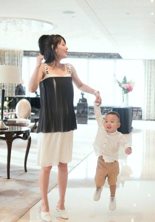 张嘉倪怀二胎大哭，张嘉倪二胎生了(张嘉倪二胎顺产)