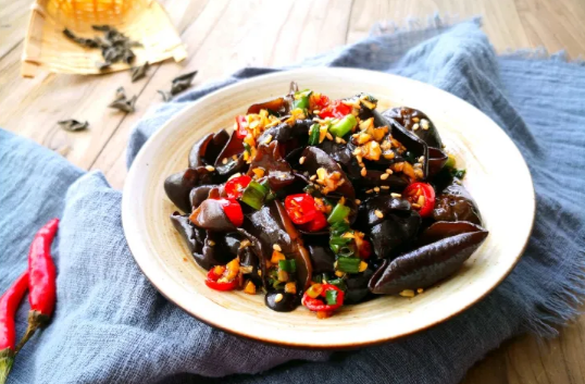 凉拌木耳用不用焯水(木耳凉拌可以不焯水吗)