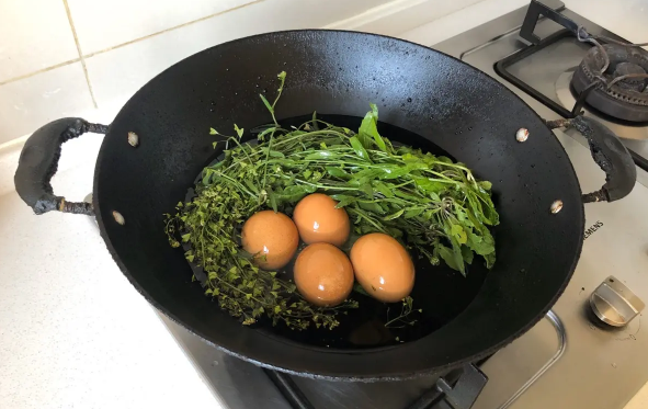 荠菜花煮鸡蛋治偏头痛是真的吗(开花的荠菜煮鸡蛋吃能治好头疼吗)