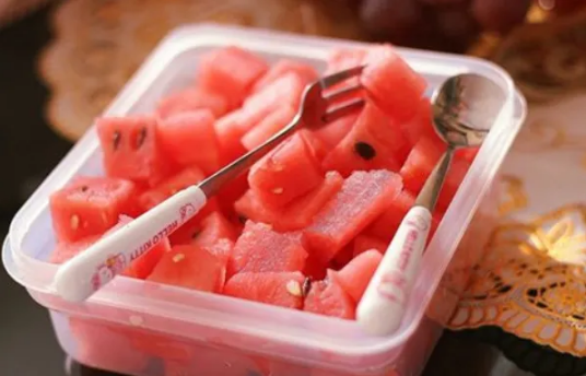 西瓜沾盐可以治疗口腔溃疡吗(西瓜沾盐可以治疗牙龈炎吗) 西瓜沾盐可以治疗口腔溃疡吗(西瓜沾盐可以治疗牙龈炎吗)