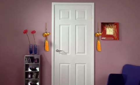 卧室门把手上绑红布条是什么意思(房门上绑红布条)