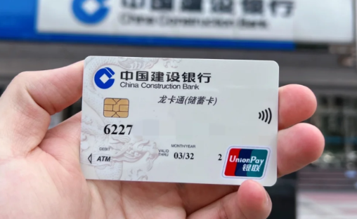 银行卡突然多了钱会被要回去吗(银行卡钱被莫名转走能追回吗)