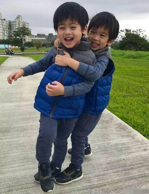 林志颖一家五口的近照，杨丞琳怀孕(林志颖三个孩现在图片)