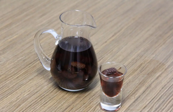 桑葚泡酒有什么功效和作用(桑葚泡酒有什么功效和作用百度)