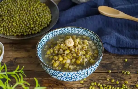 绿豆汤开花解毒还是不开花解毒(煮开花的绿豆汤解药吗)