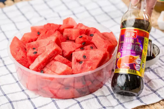 西瓜为什么沾酱油(西瓜可以做酱吗?)