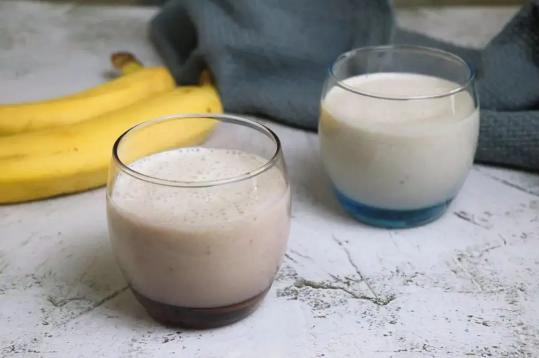 香蕉奶昔用酸奶还是纯奶(牛奶和香蕉奶昔) 香蕉奶昔用酸奶还是纯奶(牛奶和香蕉奶昔)