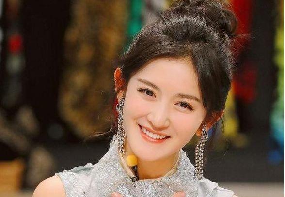 谢娜多多,谢娜33岁生日张杰献花(张杰为谢娜有爱庆生)