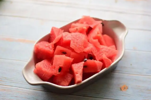 西瓜沾盐可以治疗口腔溃疡吗(西瓜沾盐可以治疗牙龈炎吗) 西瓜沾盐可以治疗口腔溃疡吗(西瓜沾盐可以治疗牙龈炎吗)