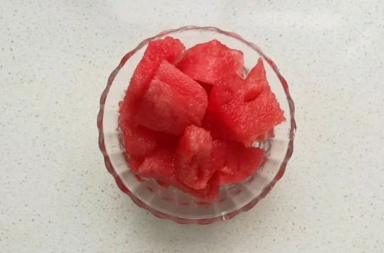 西瓜沾盐会拉肚子吗(西瓜沾点盐) 西瓜沾盐会拉肚子吗(西瓜沾点盐)