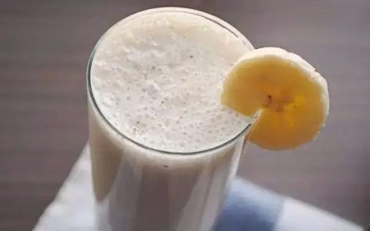 香蕉奶昔用酸奶还是纯奶(牛奶和香蕉奶昔)