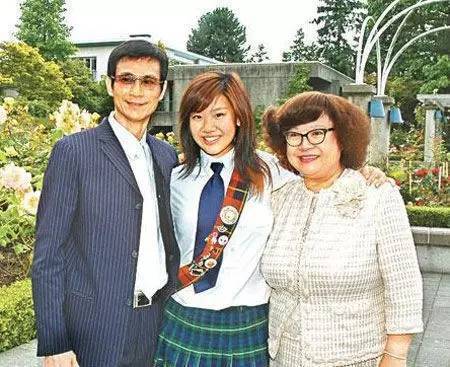 郑少秋的女儿，郑少秋的三任妻子叫(郑少秋和他女儿)