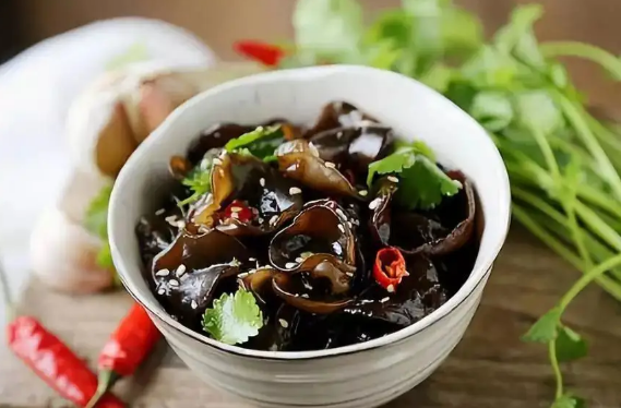 凉拌木耳用不用焯水(木耳凉拌可以不焯水吗) 凉拌木耳用不用焯水(木耳凉拌可以不焯水吗)