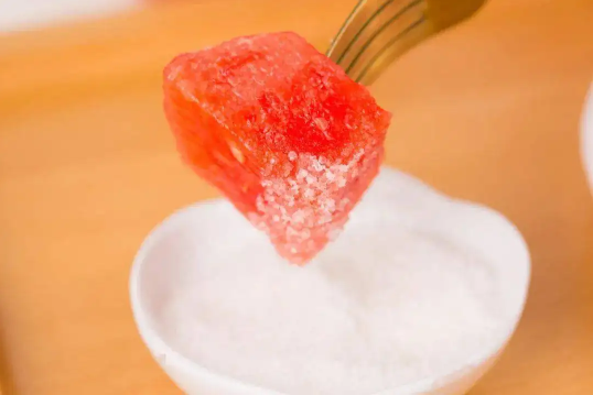 西瓜沾盐可以治疗嗓子发炎吗(西瓜加盐治疗咽喉肿痛)