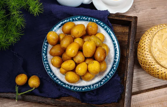 黄皮果腌制用蜂蜜好还是冰糖好(黄皮果泡水用蜂蜜还是冰糖)