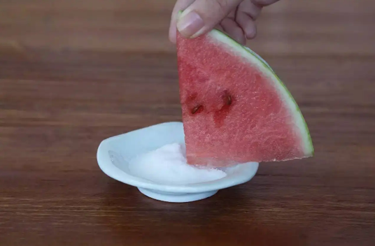 西瓜沾盐可以治疗嗓子发炎吗(西瓜加盐治疗咽喉肿痛)