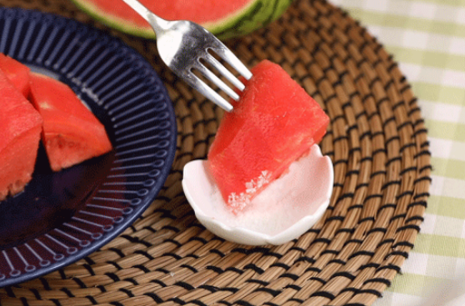 西瓜为什么沾盐吃(吃西瓜沾盐会不会更甜)