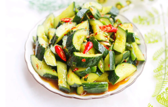 凉拌黄瓜盖上保鲜膜可以隔夜吃吗(黄瓜可以用保鲜膜保鲜放冰箱吗)