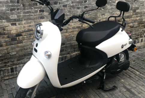 电动车充电绿灯亮了还充电吗(电动车充满电亮绿灯了还要再充吗)