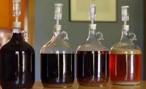 自酿葡萄酒中毒多久发作(自制葡萄酒喝中毒多久才有反应)