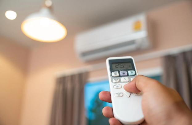 夏天把空调和风扇一起打开是省电还是费电(夏天把空调和电风扇一起打开更省电吗)