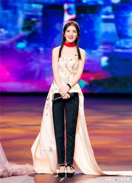 谢娜多多，谢娜33岁生日张杰献花(张杰为谢娜有爱庆生)