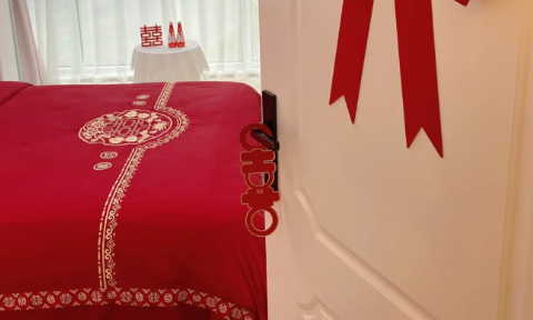 结婚被子里面放什么东西(结婚床上被子怎么放)