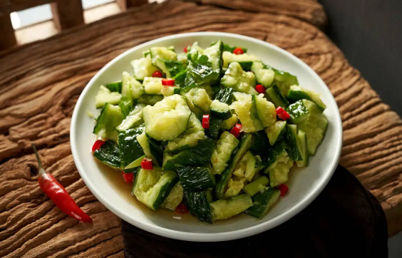 凉拌黄瓜盖上保鲜膜可以隔夜吃吗(黄瓜可以用保鲜膜保鲜放冰箱吗)