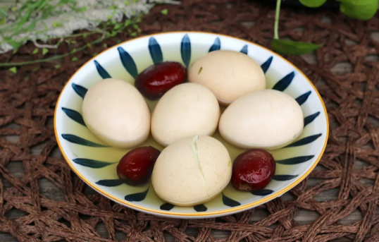 荠菜花煮鸡蛋治偏头痛是真的吗(开花的荠菜煮鸡蛋吃能治好头疼吗)