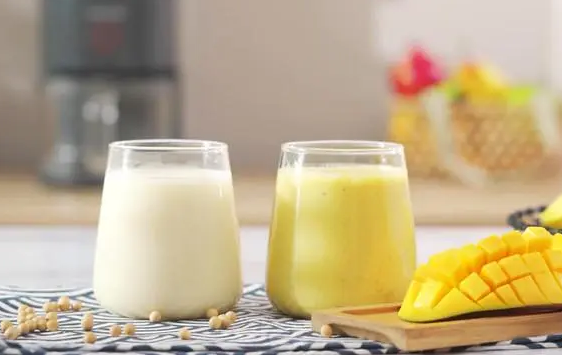 香蕉奶昔可以放冰箱过夜吗(鲜榨的香蕉奶昔放冰箱里一晚) 香蕉奶昔可以放冰箱过夜吗(鲜榨的香蕉奶昔放冰箱里一晚)