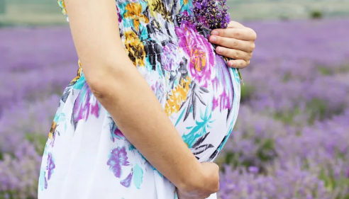小腹突然变大像怀孕了一样肚子有鼓气(小肚子突然凸出来变得很鼓很大像怀孕一样)