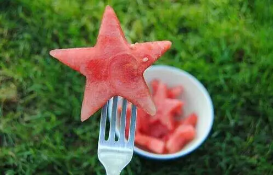 西瓜为什么沾盐吃(吃西瓜沾盐会不会更甜) 西瓜为什么沾盐吃(吃西瓜沾盐会不会更甜)