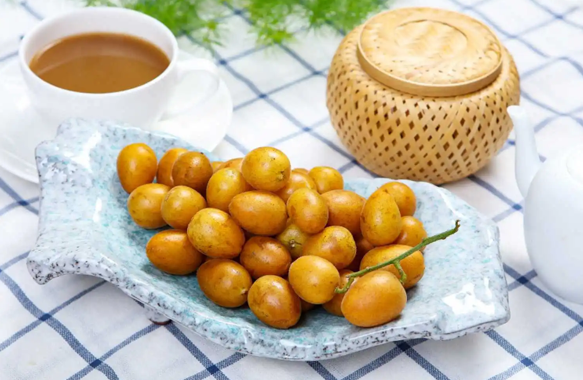 黄皮果腌制用蜂蜜好还是冰糖好(黄皮果泡水用蜂蜜还是冰糖)