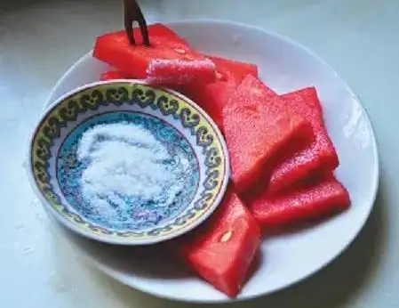 西瓜为什么沾盐吃(吃西瓜沾盐会不会更甜) 西瓜为什么沾盐吃(吃西瓜沾盐会不会更甜)