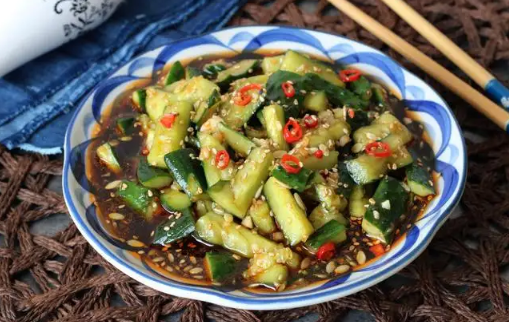 夏天凉拌黄瓜能放多久(黄瓜在夏天可以放多久) 夏天凉拌黄瓜能放多久(黄瓜在夏天可以放多久)