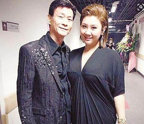 郑少秋的女儿，郑少秋的三任妻子叫(郑少秋和他女儿)