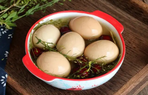 荠菜花煮鸡蛋治偏头痛是真的吗(开花的荠菜煮鸡蛋吃能治好头疼吗)