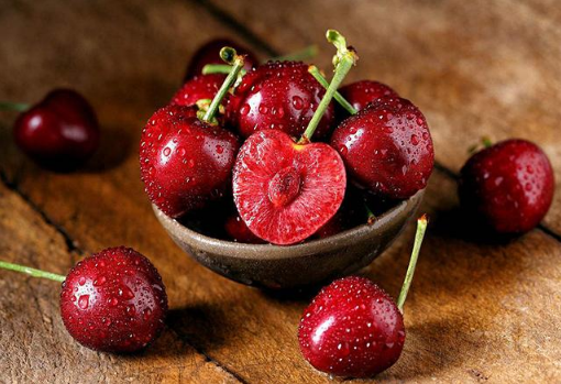 樱桃有蛆吃了会怎么样(樱桃里的蛆虫吃了有害吗?)