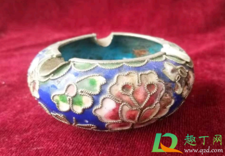 烟灰缸里为什么不能倒水(结婚的男人烟灰缸里为什么不能倒水) 烟灰缸里为什么不能倒水(结婚的男人烟灰缸里为什么不能倒水)