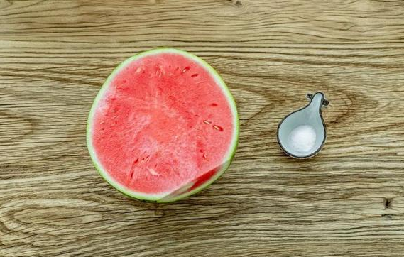 西瓜沾盐可以治疗嗓子发炎吗(西瓜加盐治疗咽喉肿痛)
