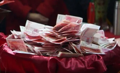 一家人需要送两份礼钱吗(参加婚礼一家人需要随两份礼金么)