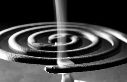 睡车里点蚊香可以睡吗(在车上点蚊香过夜会怎么样)