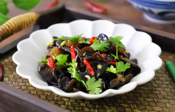 凉拌木耳用不用焯水(木耳凉拌可以不焯水吗) 凉拌木耳用不用焯水(木耳凉拌可以不焯水吗)