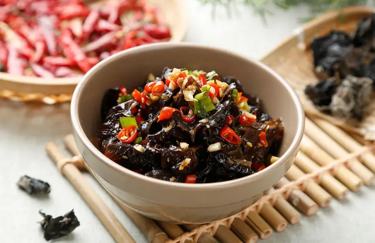 凉拌木耳焯水几分钟(凉拌木耳焯水需要几分钟)