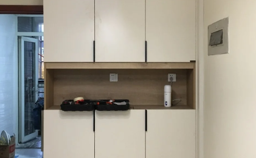 二手房翻新是先装门还是先装地板(新房子是先装门还是先铺地板)