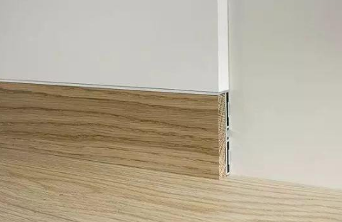 踢脚线开裂装修公司有责任吗(实木踢脚线与墙体裂开了)