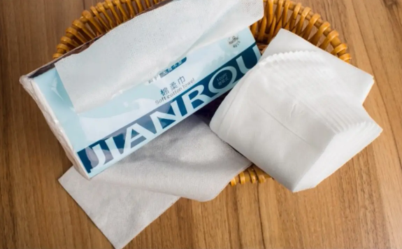 洗脸巾有荧光剂会怎么样(洁面巾有荧光剂有多大坏处)