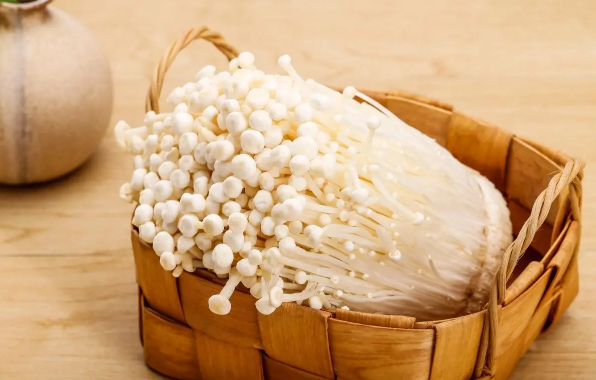 金针菇变得有点黄了可以吃吗(金针菇有点黄了能吃吗)